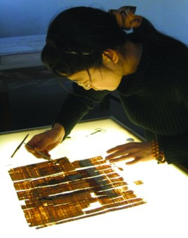 Treating a papyrus on a light table