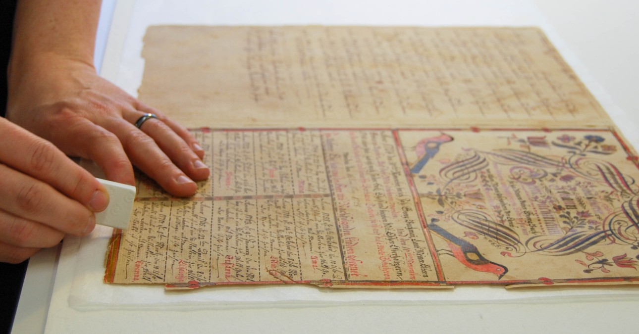 Cleaning a fraktur with a sponge